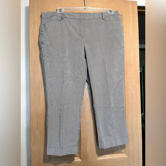 7th Ave Suiting Collection NY& Co. Capris - Picture 1 of 9